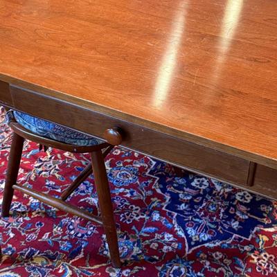 LOT 174K: Ethan Allen Dinning Table w/ Drawers, 4 Matching Chairs, Two Leafs & Pads