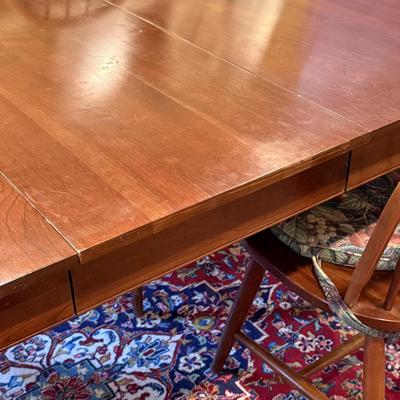 LOT 174K: Ethan Allen Dinning Table w/ Drawers, 4 Matching Chairs, Two Leafs & Pads