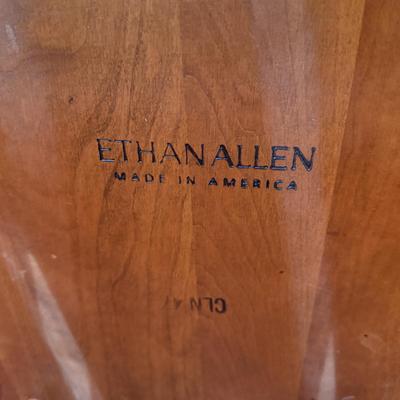LOT 174K: Ethan Allen Dinning Table w/ Drawers, 4 Matching Chairs, Two Leafs & Pads