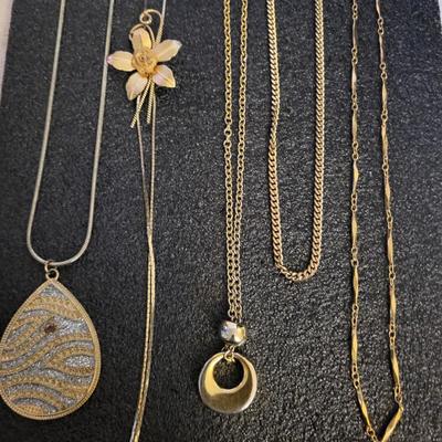 1 TRIFARI AND 5 OTHER NECKLACES