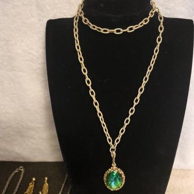 8 PIECES OF COSTUME JEWELRY