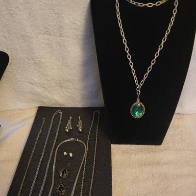 8 PIECES OF COSTUME JEWELRY