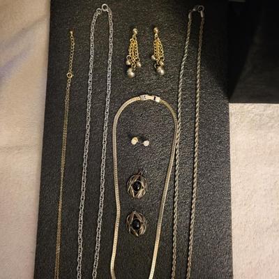 8 PIECES OF COSTUME JEWELRY