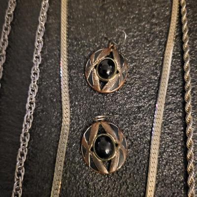 8 PIECES OF COSTUME JEWELRY