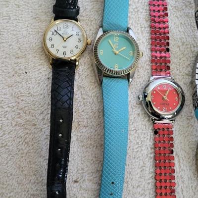 6 WATCHES FOR PARTS OR REPAIR, 2 POCKET KNIVES AND A VINTAGE PEN