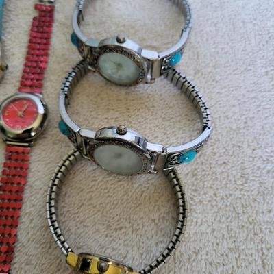 6 WATCHES FOR PARTS OR REPAIR, 2 POCKET KNIVES AND A VINTAGE PEN