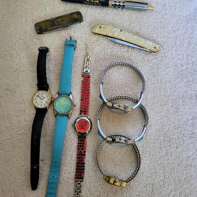 6 WATCHES FOR PARTS OR REPAIR, 2 POCKET KNIVES AND A VINTAGE PEN