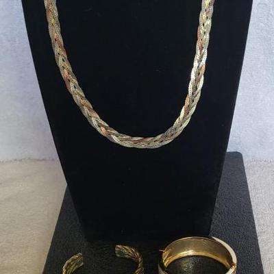 CHAIN NECKLACE, BRACELETS AND BROOCH
