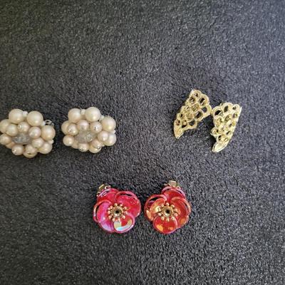 VINTAGE EARRINGS AND BROOCHES