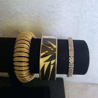 6 FASHION BRACELETS