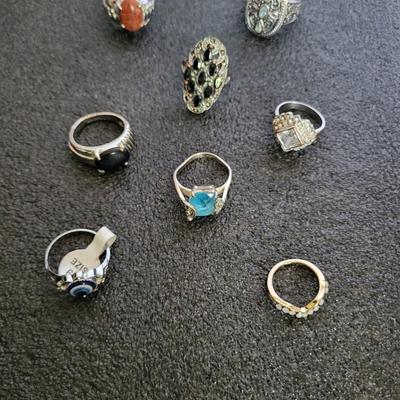 8 COSTUME RINGS WITH VARIOUS SIZES