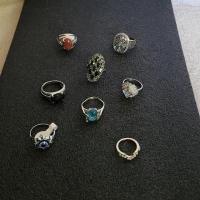 8 COSTUME RINGS WITH VARIOUS SIZES