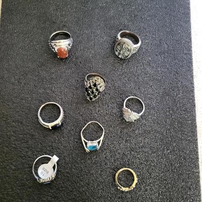 8 COSTUME RINGS WITH VARIOUS SIZES