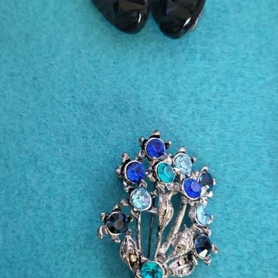 7 VINTAGE BROOCHES AND 1 PAIR OF CLIP ON EARRINGS
