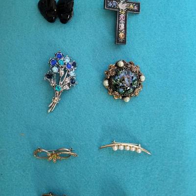 7 VINTAGE BROOCHES AND 1 PAIR OF CLIP ON EARRINGS
