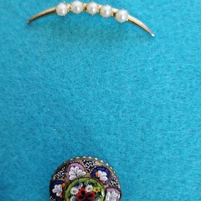 7 VINTAGE BROOCHES AND 1 PAIR OF CLIP ON EARRINGS