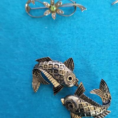 7 VINTAGE BROOCHES AND 1 PAIR OF CLIP ON EARRINGS