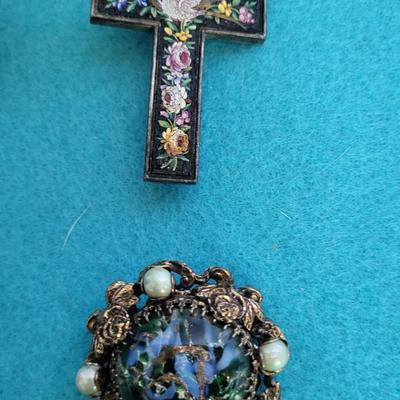 7 VINTAGE BROOCHES AND 1 PAIR OF CLIP ON EARRINGS