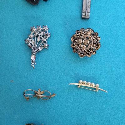 7 VINTAGE BROOCHES AND 1 PAIR OF CLIP ON EARRINGS