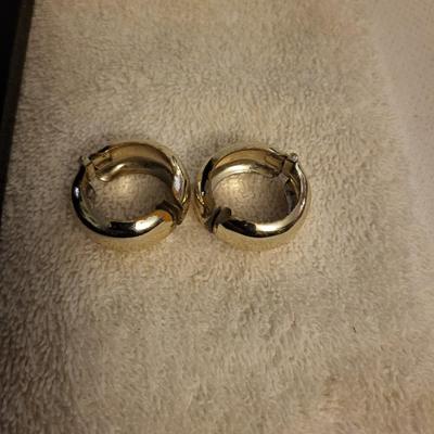 2 SILVER-TONE NECKLACES AND A PAIR OF EARRINGS