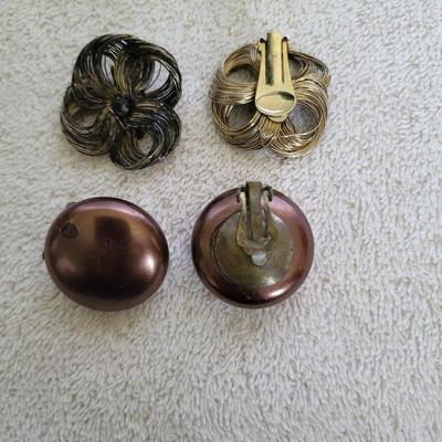 6 PAIRS OF VINTAGE CLIP ON EARRINGS