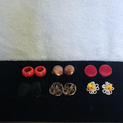 6 PAIRS OF VINTAGE CLIP ON EARRINGS