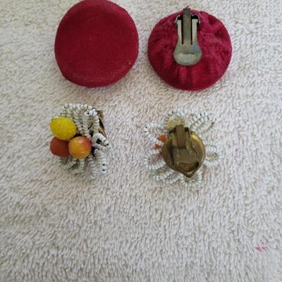 6 PAIRS OF VINTAGE CLIP ON EARRINGS