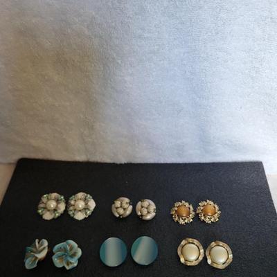 6 PAIRS OF VINTAGE CLIP ON EARRINGS