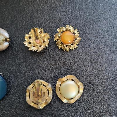 6 PAIRS OF VINTAGE CLIP ON EARRINGS