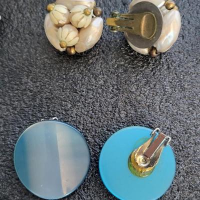 6 PAIRS OF VINTAGE CLIP ON EARRINGS