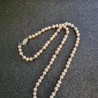 GENUINE PEARL NECKLACE AND 4 PAIRS OF EARRINGS