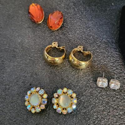 GENUINE PEARL NECKLACE AND 4 PAIRS OF EARRINGS