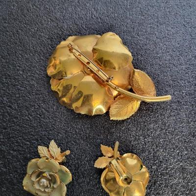 3 NECKLACES AND VINTAGE BROOCH AND EARRINGS SET