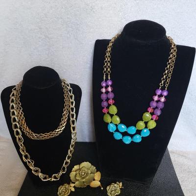 3 NECKLACES AND VINTAGE BROOCH AND EARRINGS SET