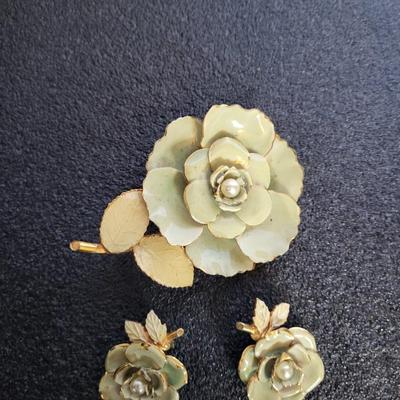 3 NECKLACES AND VINTAGE BROOCH AND EARRINGS SET