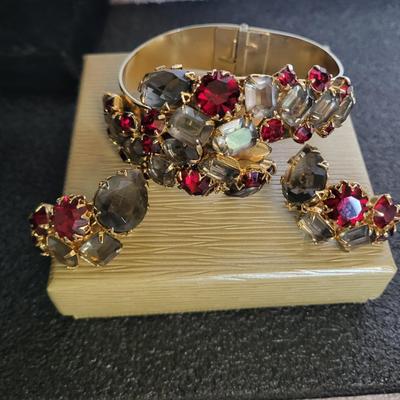 CLEAR RHINESTONE NECKLACES AND BRACELET PLUS MULTI STONE BRACELET AND EARRING SET