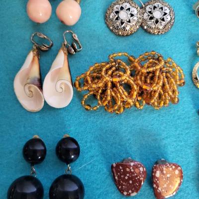 12 PAIRS OF VINTAGE EARRINGS