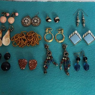 12 PAIRS OF VINTAGE EARRINGS