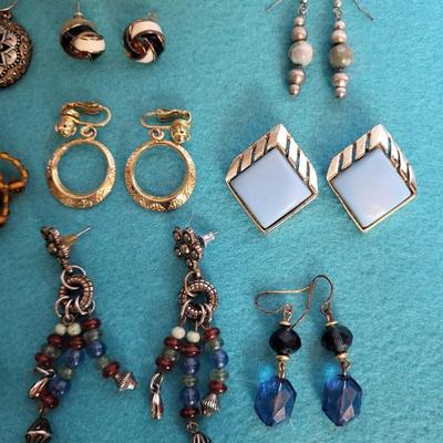12 PAIRS OF VINTAGE EARRINGS