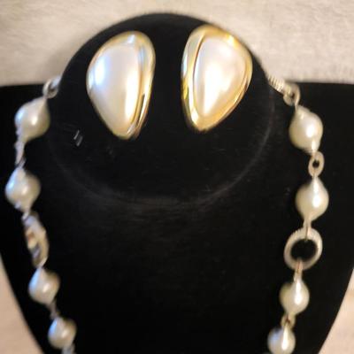 PRETTY IN WHITE TONE JEWELRY