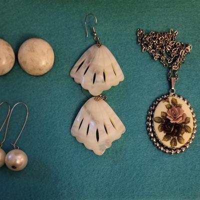 PRETTY IN WHITE TONE JEWELRY
