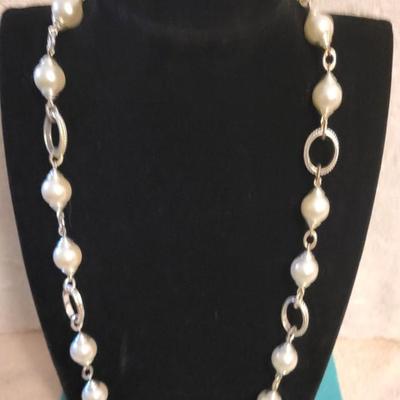 PRETTY IN WHITE TONE JEWELRY