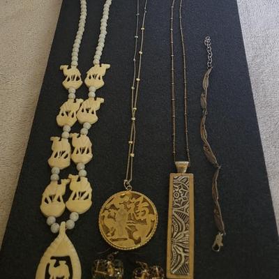 VARIETY OF COSTUME JEWELRY