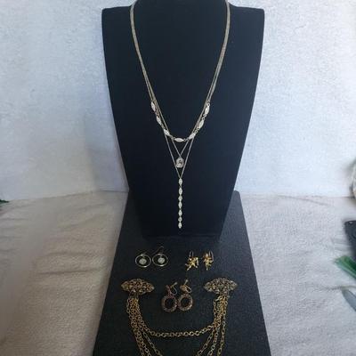 NINE-WEST AND 5 GOLD-TONE NECKLACES