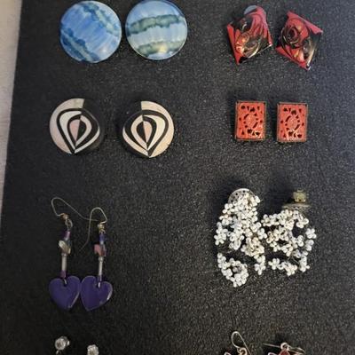 8 PAIRS OF COSTUME EARRINGS