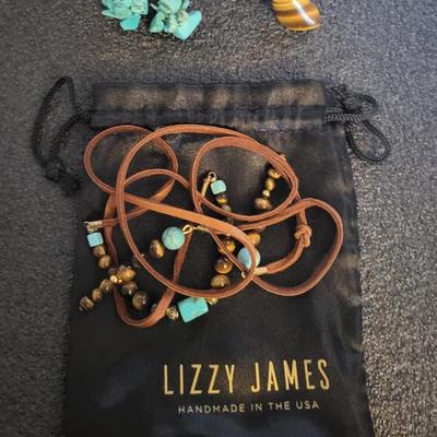 1 LIZZY JAMES NECKLACE AND 4 SW NECKLACES
