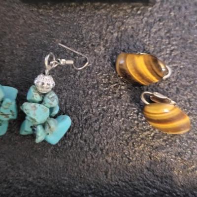 1 LIZZY JAMES NECKLACE AND 4 SW NECKLACES