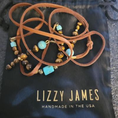 1 LIZZY JAMES NECKLACE AND 4 SW NECKLACES