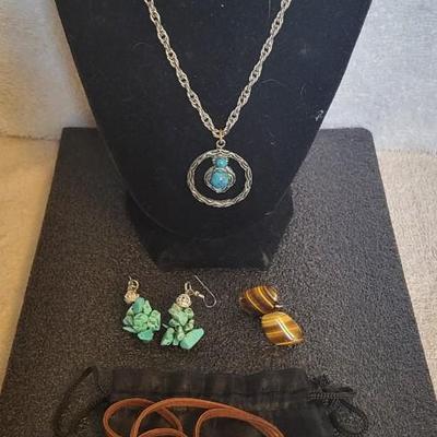 1 LIZZY JAMES NECKLACE AND 4 SW NECKLACES