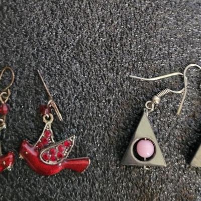 8 PAIRS OF PIERCED EARRINGS